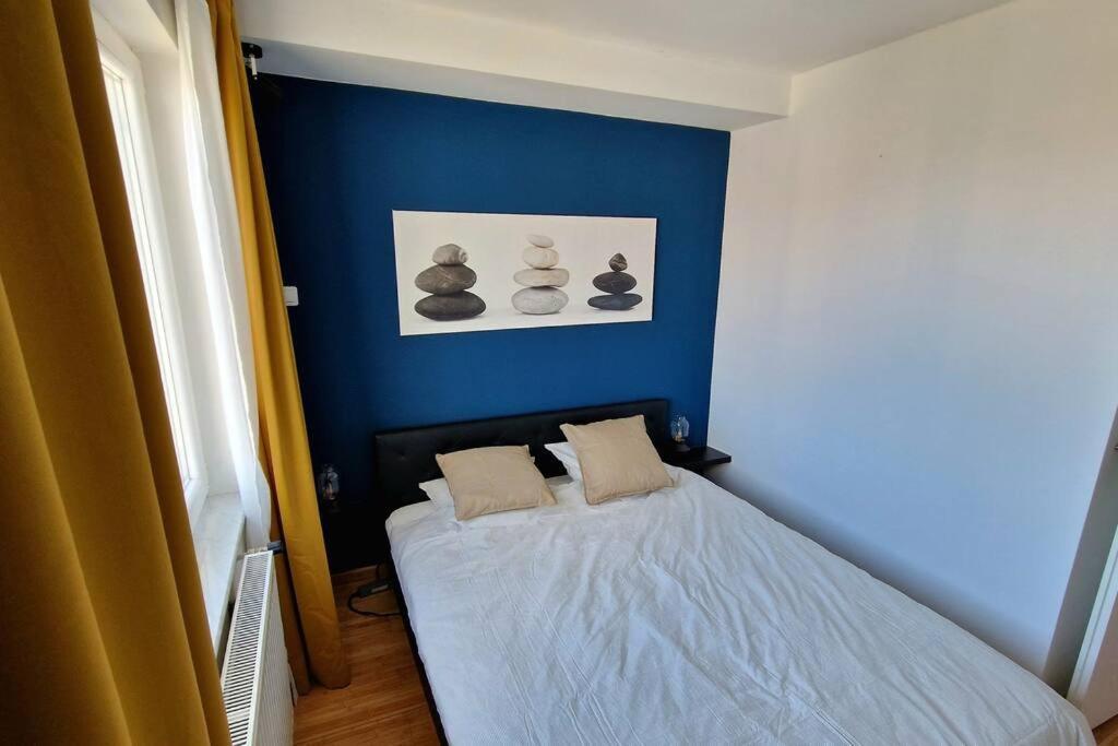 Midnight Blue Oasis - Center, Free Parking